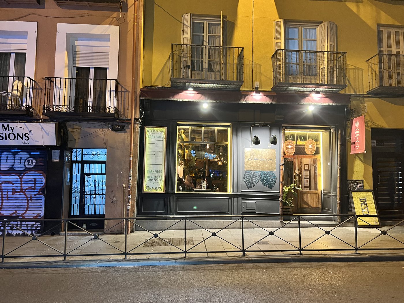 A small independent shopfront on a Madrid side street